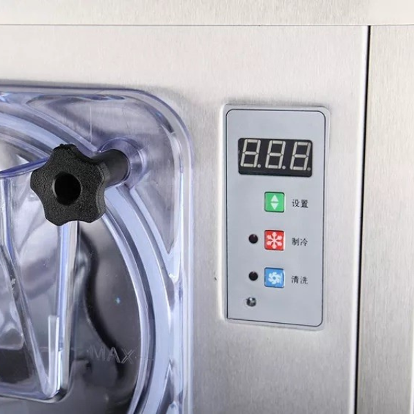 Kem được trưng bày hấp dẫn tại quán